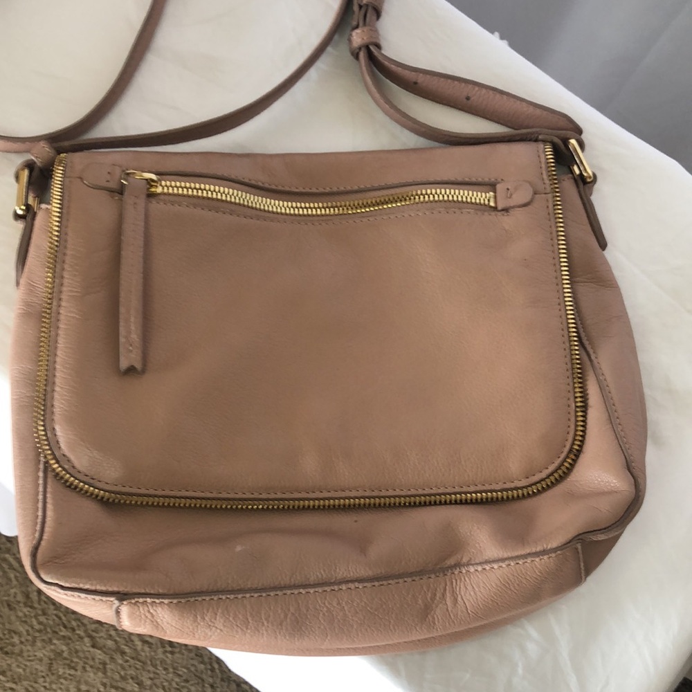 MARGOT blush colored leather shoulder handbag. Zipper design flap. Gold hardware